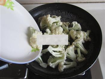 豆豉腊肉煸花菜的做法步骤2