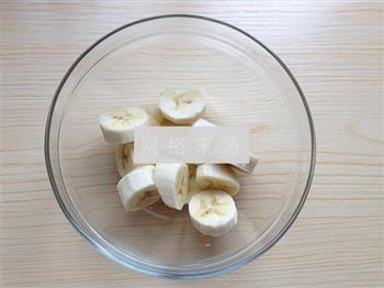 香蕉松饼的做法图解1