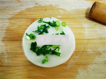 饺子皮版葱油饼的做法图解4
