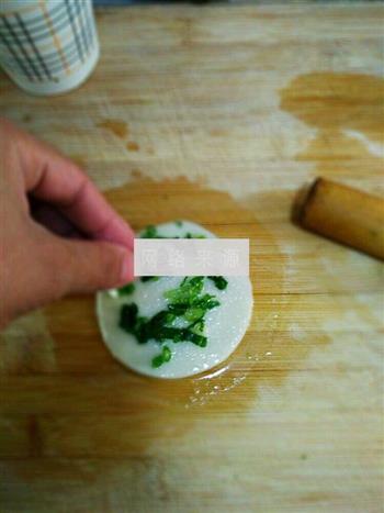 饺子皮版葱油饼的做法图解5