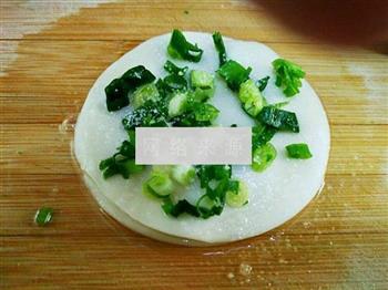 饺子皮版葱油饼的做法步骤7