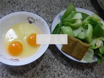 咖喱鸡蛋青菜的做法图解1