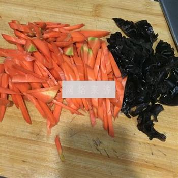 胡萝卜炒黑木耳的做法步骤1