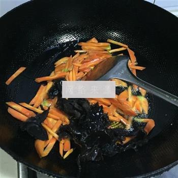 胡萝卜炒黑木耳的做法步骤3