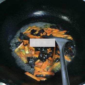 胡萝卜炒黑木耳的做法步骤4