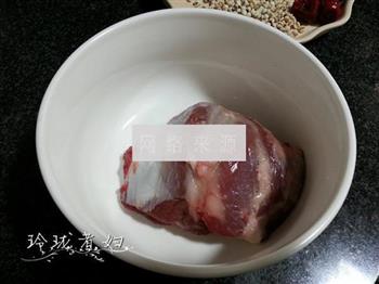 瘦肉炖药材汤的做法图解1