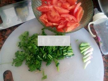 西红柿鱿鱼汤的做法图解1