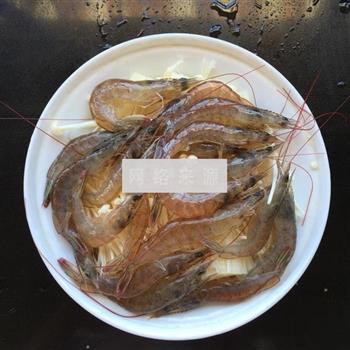 葱油金针菇蒸对虾的做法步骤3