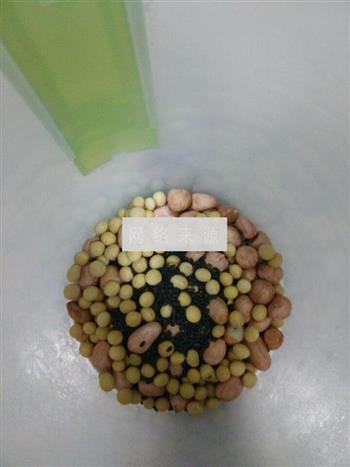 地瓜芝麻花生豆浆的做法步骤2