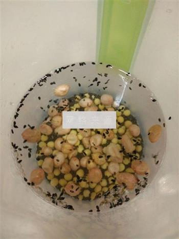 地瓜芝麻花生豆浆的做法图解3