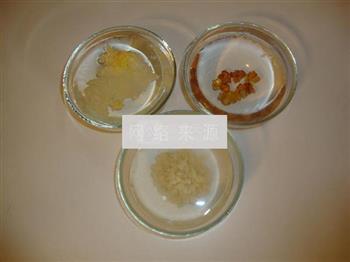 皂角米桃胶银耳粥的做法步骤1