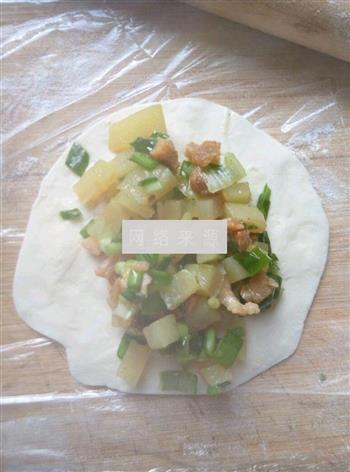 土豆韭菜油渣包子的做法步骤2