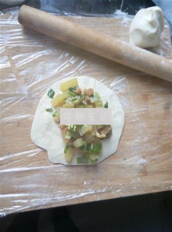 土豆韭菜油渣包子的做法步骤3