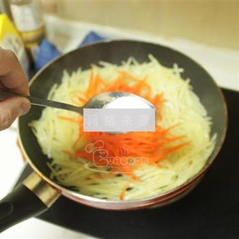 胡萝卜炒土豆丝的做法步骤5