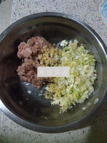 葱香羊肉丸菠菜汤的做法步骤1