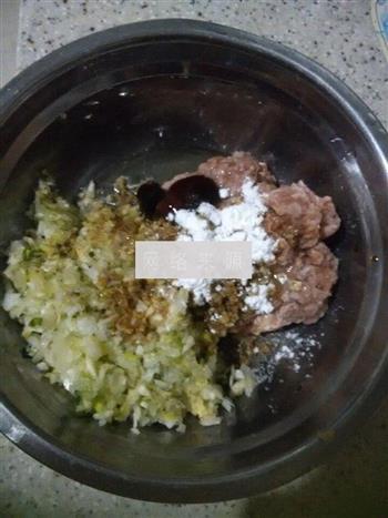 葱香羊肉丸菠菜汤的做法步骤2