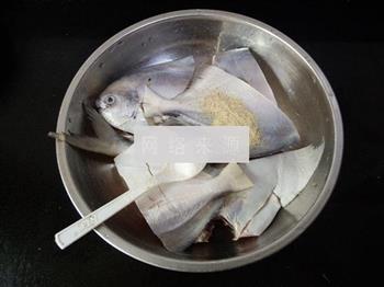 香煎鲳鱼的做法图解2