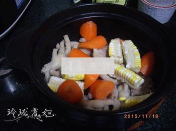 鸡脚玉米胡萝卜汤的做法步骤3