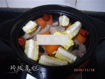鸡脚玉米胡萝卜汤的做法步骤4