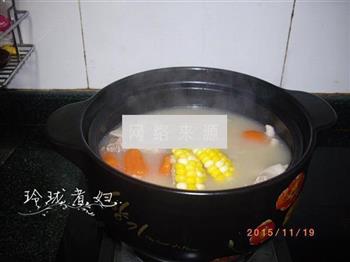 鸡脚玉米胡萝卜汤的做法步骤5