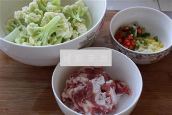 五花肉炒有机花菜的做法步骤2