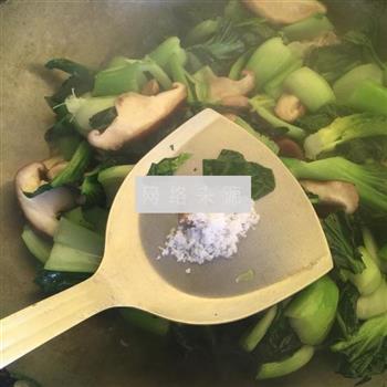 双菇炒青菜的做法步骤4