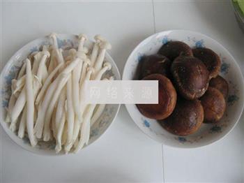 猪蹄菌菇浓汤火锅的做法步骤3