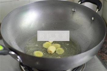 胡萝卜香菇炖鸡的做法步骤4