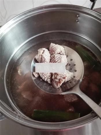 南瓜牛肉汤的做法步骤3
