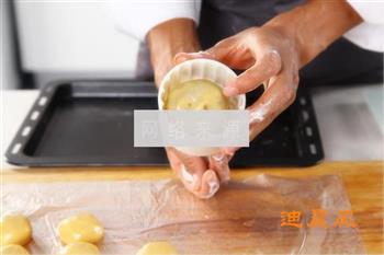 莲蓉蛋黄月饼的做法步骤11