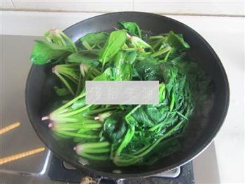 菠菜烩鱼丸的做法步骤3