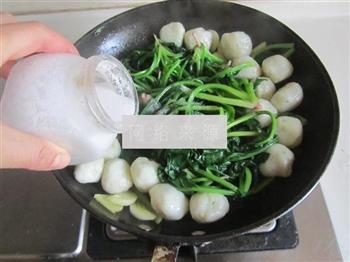 菠菜烩鱼丸的做法步骤7