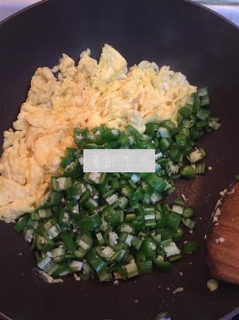 尖椒炒鸡蛋的做法步骤6
