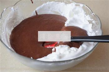 巧克力戚风蛋糕的做法步骤9