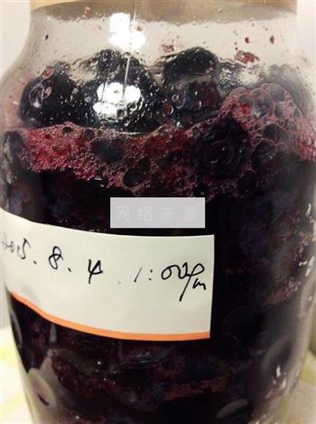 葡萄蓝莓混合酒的做法图解3
