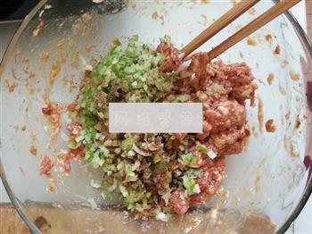 酸菜猪肉饺子的做法图解4