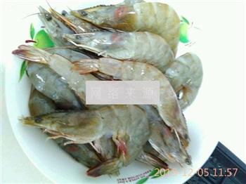 蒜苔油焖虾的做法步骤1