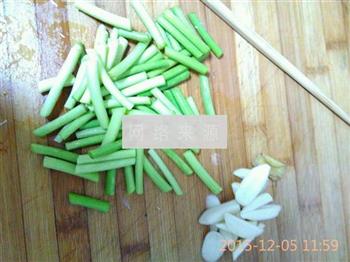 蒜苔油焖虾的做法步骤2