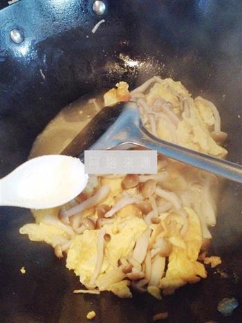蟹味菇炒鸭蛋的做法步骤11