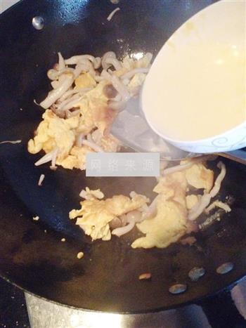 蟹味菇炒鸭蛋的做法步骤9