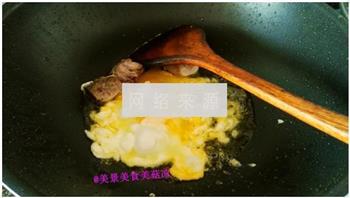 黑椒排骨菠萝炒饭的做法步骤2