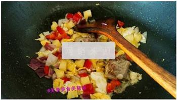 黑椒排骨菠萝炒饭的做法步骤3