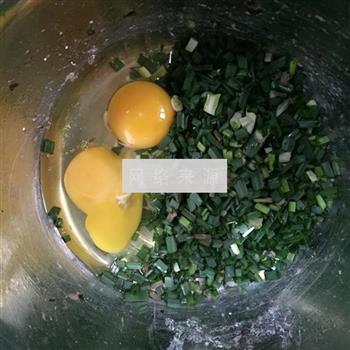 老韭煎鸡蛋的做法步骤2