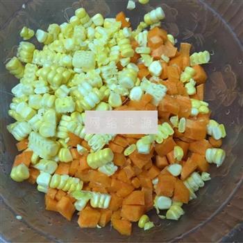 玉米胡萝卜炒肉末的做法步骤2
