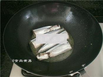 干煎秋刀鱼的做法步骤2
