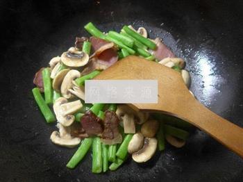 蘑菇酱肉炒梅豆的做法步骤5