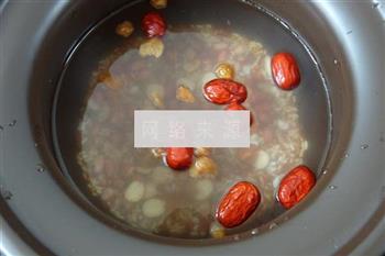 红枣桂圆杂粮粥的做法图解2