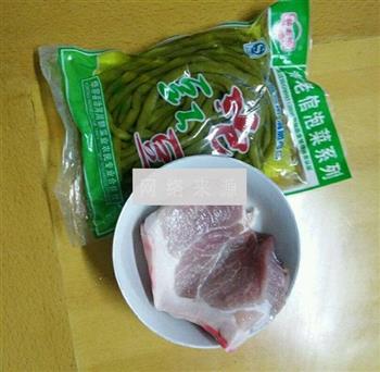 酸豇豆炒肉末的做法步骤1