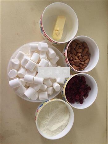 原味蔓越莓杏仁牛轧糖的做法步骤1