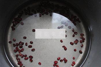 红豆红枣枸杞黑米粥的做法图解1